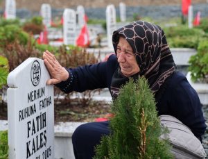 Zelzelede gelini ve 3 torununu kaybetti: “1 yıllık bina 3 saniyede çöker mi?”