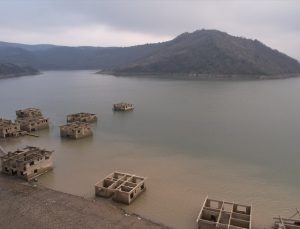Zonguldak’ta Kızılcapınar Barajı’nda suyun azalmasıyla köy ortaya çıktı