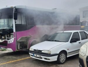 Adapazarı’nda Park Halindeki Özel Halk Otobüsü Alevlere Teslim Oldu!