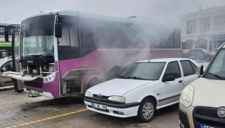 Adapazarı’nda Park Halindeki Özel Halk Otobüsü Alevlere Teslim Oldu!