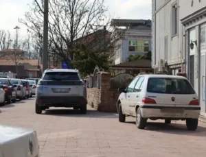 Adapazarı’nda Park Sorunu Büyüyor! Araçlar Kaldırımlara Taşınıyor!