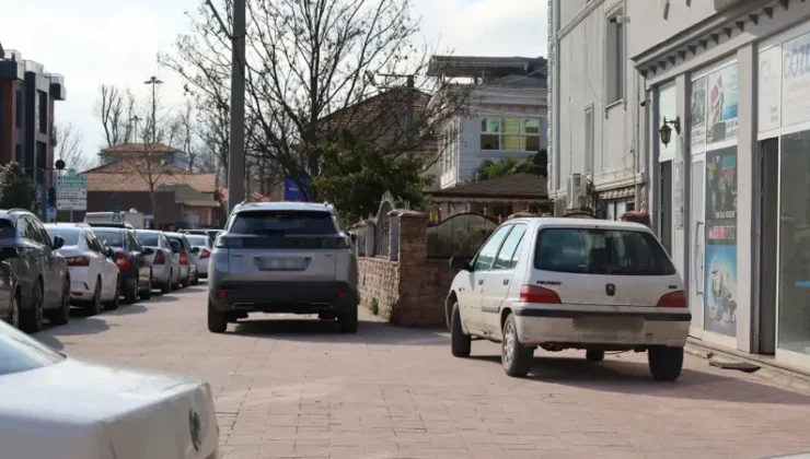 Adapazarı’nda Park Sorunu Büyüyor! Araçlar Kaldırımlara Taşınıyor!