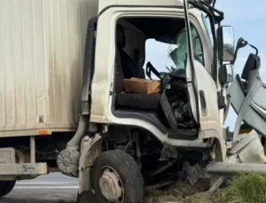 D-650’de Dehşet! Kamyonet Yön Tabelasına Ok Gibi Saplandı: 1’i Ağır, 2 Yaralı