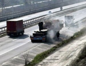 D-650’de iş makinesi taşıyan tır alevlere teslim oldu