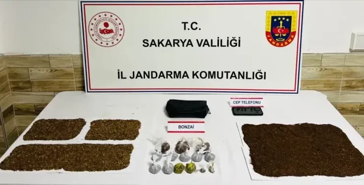 Jandarmadan Karasu’da şafak operasyonu: 2 kişi kilo kilo uyuşturucu ile yakalandı