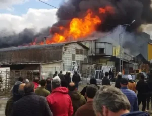 Sakarya ASEM Çarşısı’nda Korkutan Yangın İtfaiye Müdahaleye Devam Ediyor