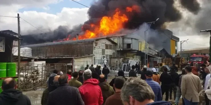 Sakarya ASEM Çarşısı’nda Korkutan Yangın İtfaiye Müdahaleye Devam Ediyor