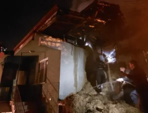 Sakarya’da Alev Kabusu: Çatı Yangını Mahalleliyi Sokağa Döktü!