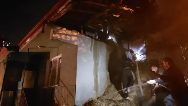 Sakarya’da Alev Kabusu: Çatı Yangını Mahalleliyi Sokağa Döktü!