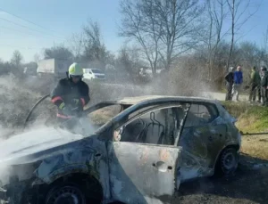 Sakarya’da Korkunç olay! Otomobilinde Kendini Yakmaya Çalışan Sürücü Hastaneye Kaldırıldı