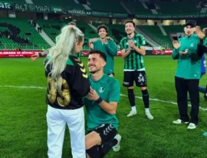 Sakaryaspor – Yeni Malatyaspor Maçının Ardından Sahada Sürpriz Evlilik Teklifi!